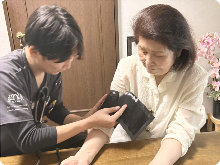 スタッフと利用者の笑顔
