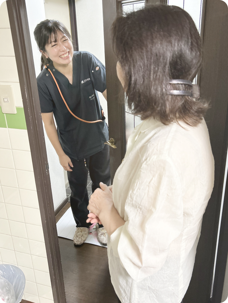 スタッフと利用者の笑顔